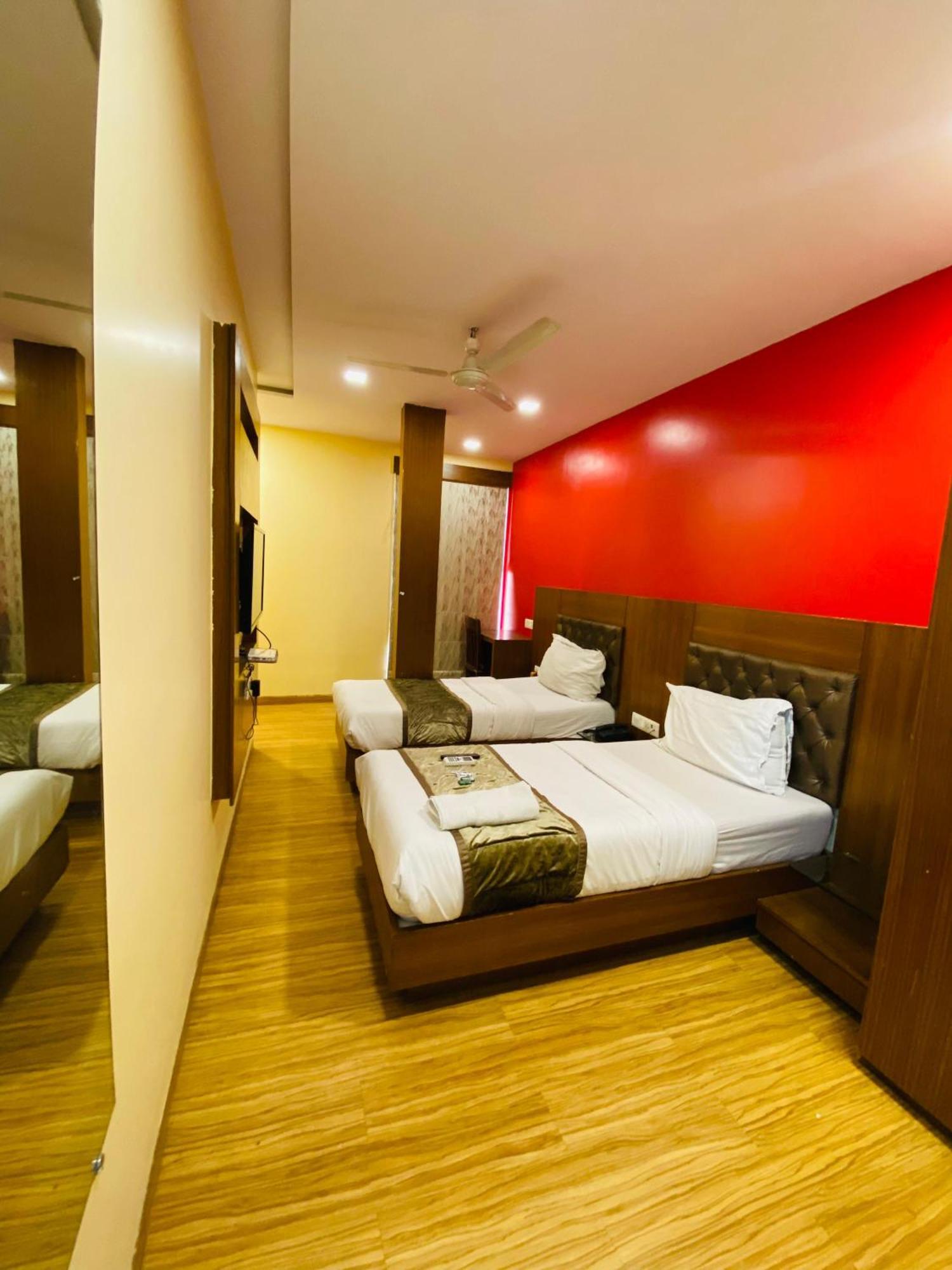 Hotel Arton Regency Near Terminal 2 Airport Мумбаи Экстерьер фото