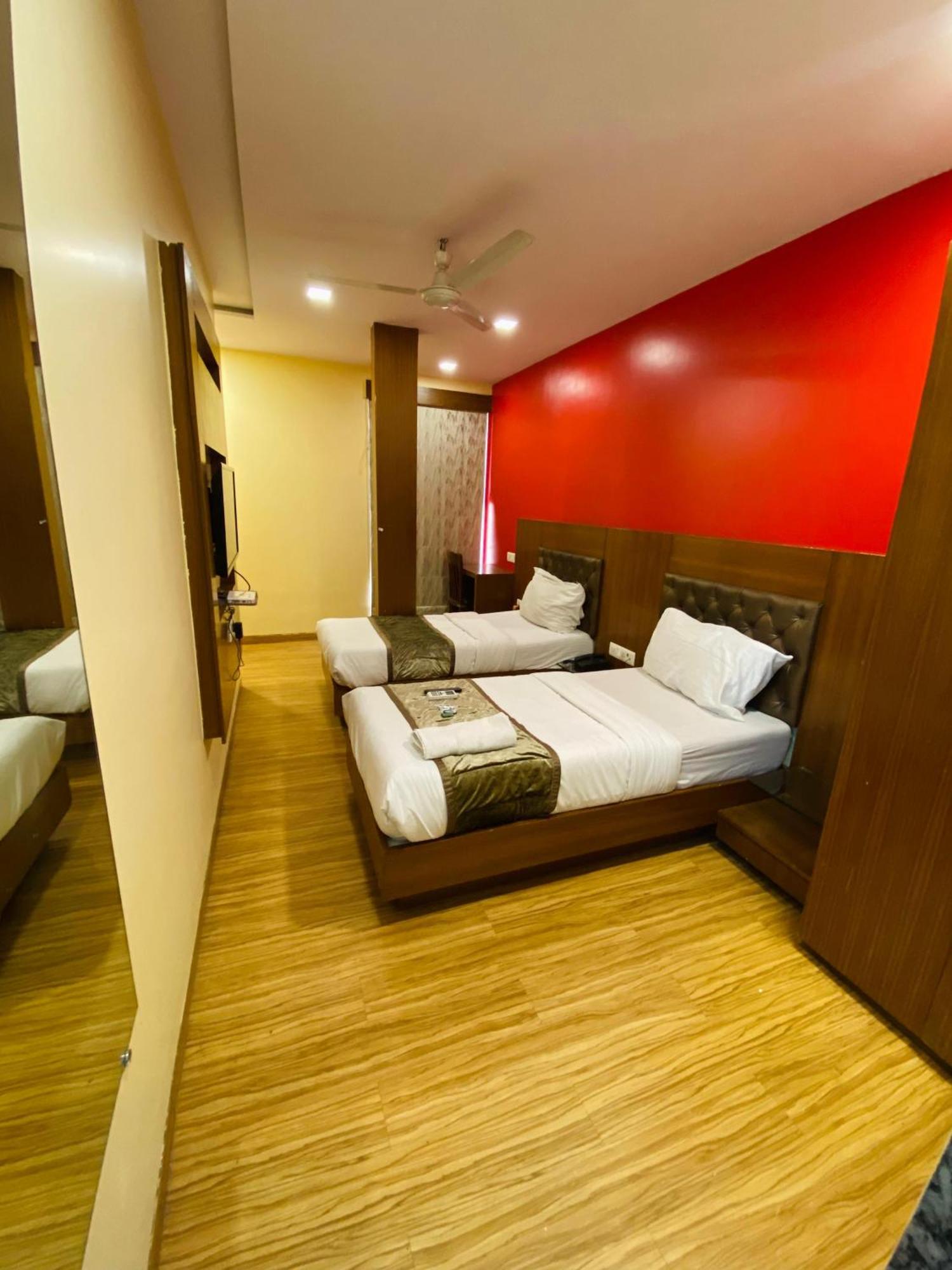 Hotel Arton Regency Near Terminal 2 Airport Мумбаи Экстерьер фото