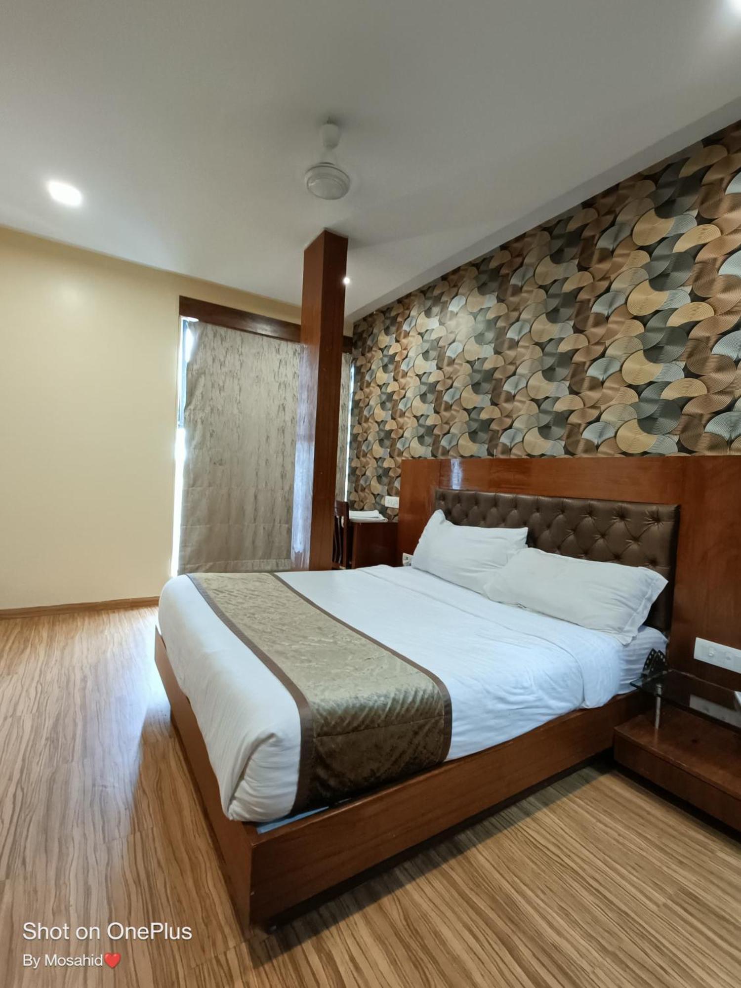 Hotel Arton Regency Near Terminal 2 Airport Мумбаи Экстерьер фото